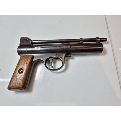 289A - A very rare Webley & Scott air pistol MK1.177 cal with straight wood grips, circa 1920, has undamage... 