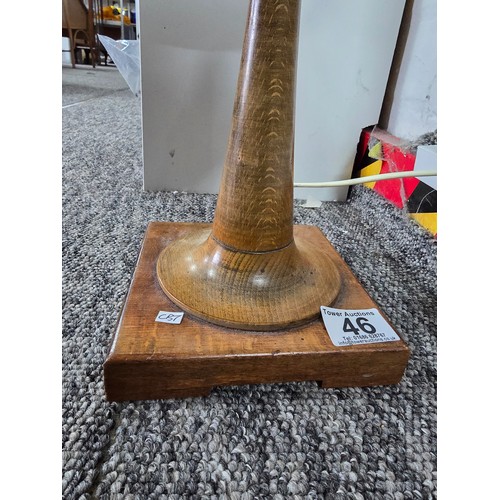 294 - Good quality vintage turned wood table lamp with horn style base on a plinth, the woodwork of this l... 