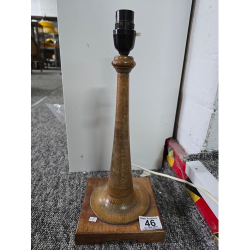 294 - Good quality vintage turned wood table lamp with horn style base on a plinth, the woodwork of this l... 