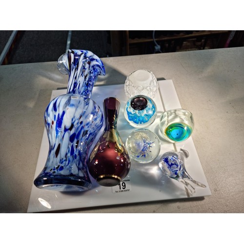 19 - Collection of glassware to include a tall mottled blue and clear glass Murano vase with fluted edge ... 