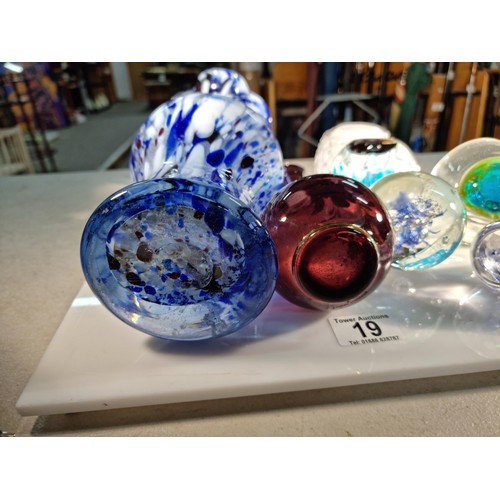 19 - Collection of glassware to include a tall mottled blue and clear glass Murano vase with fluted edge ... 