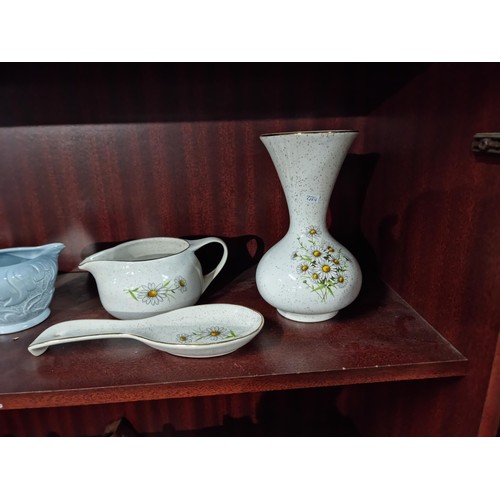 40 - Shelf containing small qty of collectable ceramics, to include 3x Cornish Kernewer daisy pattern - a... 