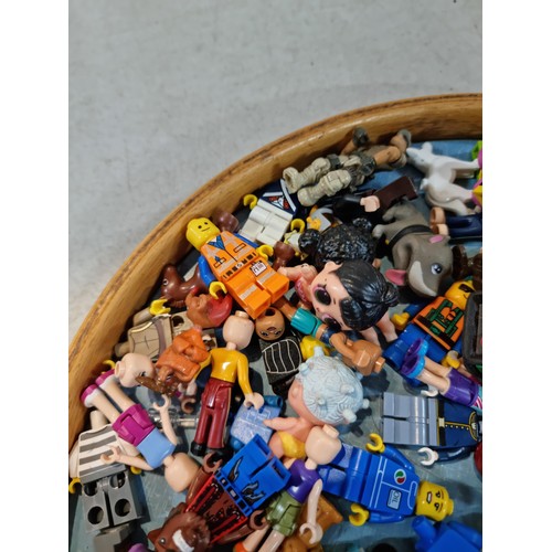 43 - Tray containing a large quantity of genuine Lego mini figures and other figures with some accessorie... 