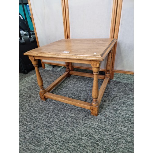 471 - Good quality vintage solid oak lamp table having a nice light colour presenting a good grain in good... 