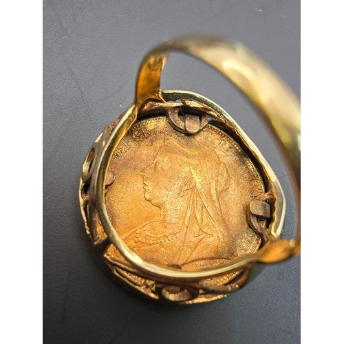 258 - An impressive gold sovereign ring featuring a 9ct gold ring inset with a genuine 