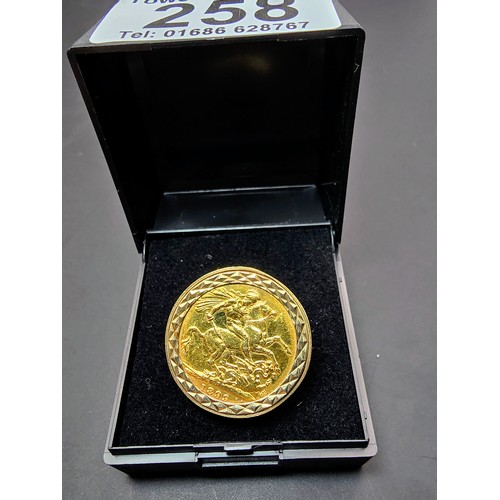 258 - An impressive gold sovereign ring featuring a 9ct gold ring inset with a genuine 