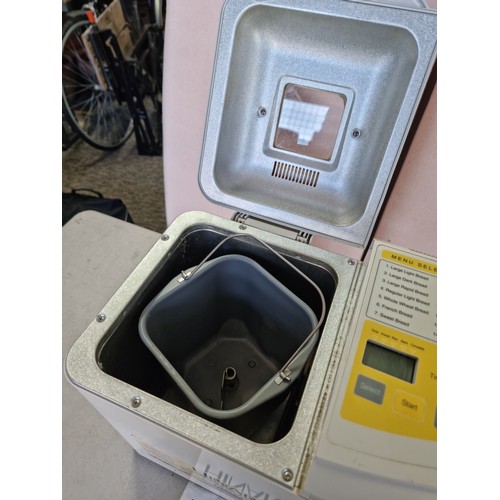 33 - A Hinari homebaker bread making machine HB154, complete with digtial display, timer, paddle and inst... 