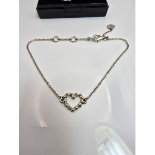 175 - 2x 925 silver bracelets, both having a heart charm design, both are in good clean condition, 1 brace... 