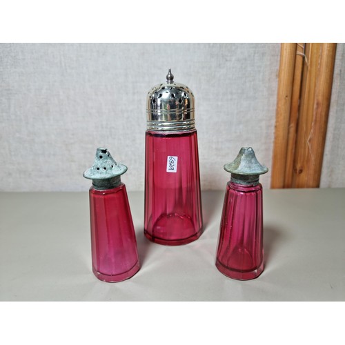 140 - Small quantity of collectables to include 2x antique ceramic jelly moulds with lion design, a pair o... 