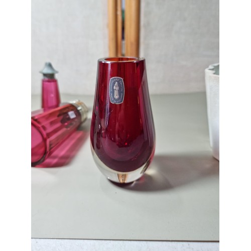 140 - Small quantity of collectables to include 2x antique ceramic jelly moulds with lion design, a pair o... 