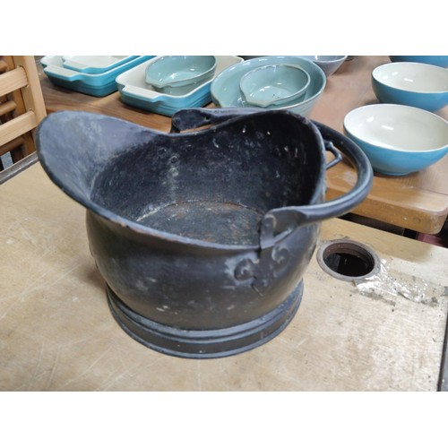 386 - Large crate of shed odds to include a good quality coal scuttle, mortar board, meat cleaver, vintage... 