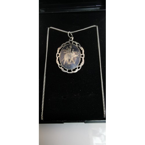 163 - An attractive 925 silver Siam matching jewellery set featuring a Siam ring which has a split to the ... 