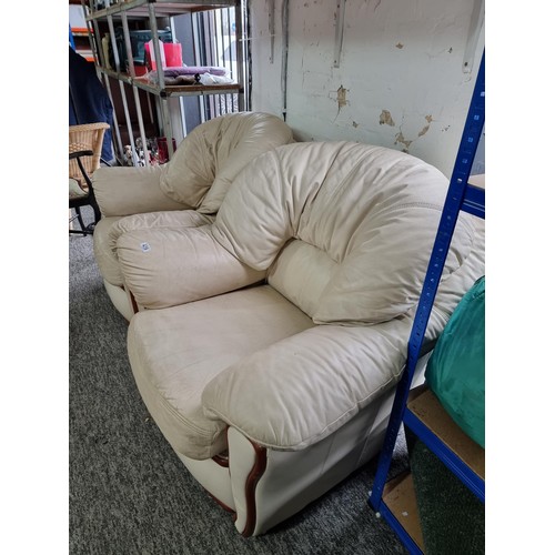 439 - 2x large cream leather arm chairs, no rips or tares to the leather in good order. Height of 81cn x w... 