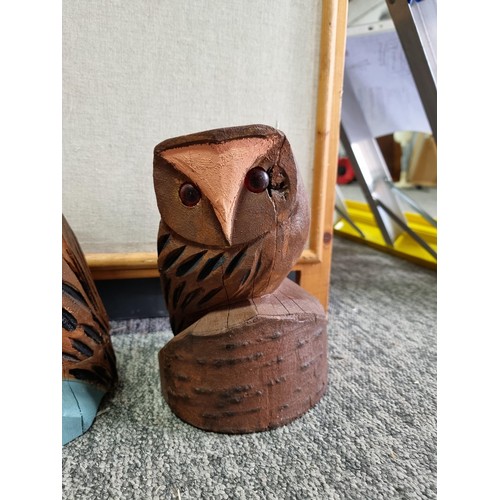 448 - 5 x solid wooden owl carved garden ornaments, in various sizes the largest being 35 cm high.