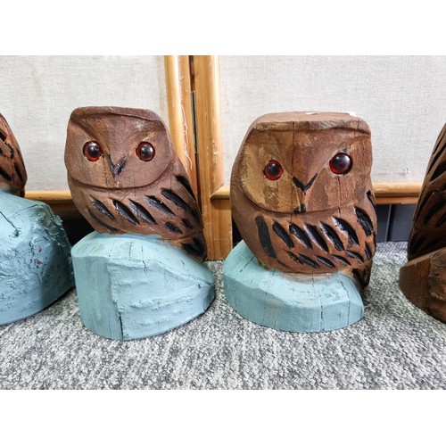 448 - 5 x solid wooden owl carved garden ornaments, in various sizes the largest being 35 cm high.