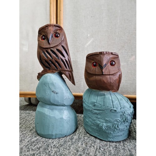 448 - 5 x solid wooden owl carved garden ornaments, in various sizes the largest being 35 cm high.