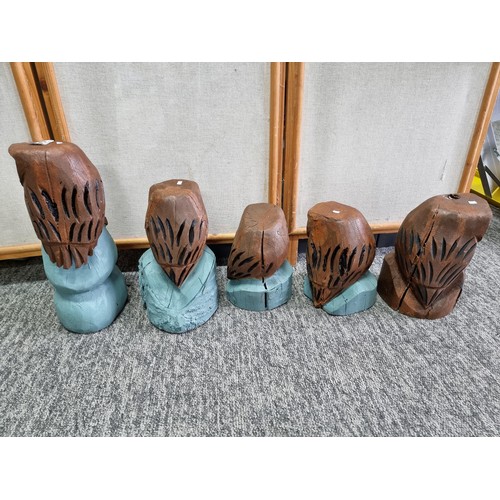 448 - 5 x solid wooden owl carved garden ornaments, in various sizes the largest being 35 cm high.