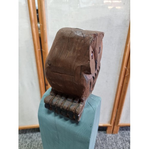 449 - Large and impressive solid wooden carving of the owl, Hight of 75cm. In good overall condition