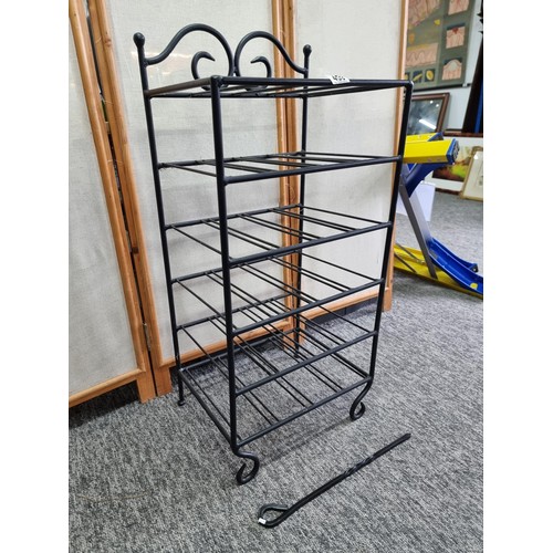 450 - A wrought iron floor standing wine rack unit, 4 shelves. In good overall condition, Standing 88cm hi... 