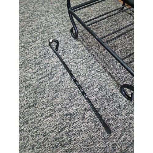 450 - A wrought iron floor standing wine rack unit, 4 shelves. In good overall condition, Standing 88cm hi... 