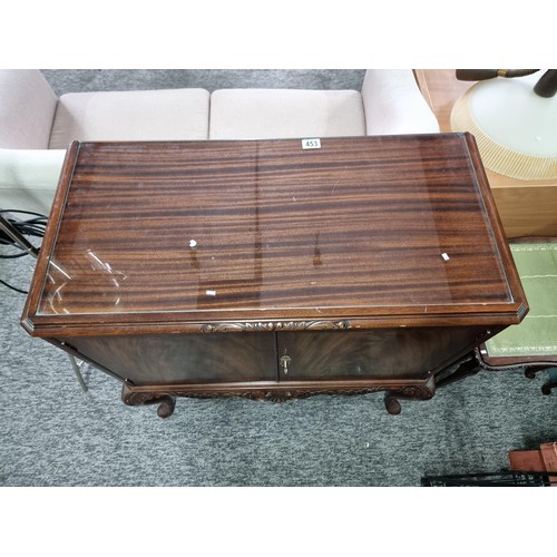 453 - A good quality reproduction drinks cabinate, featuring double flamed mahogany doors revealing a divi... 