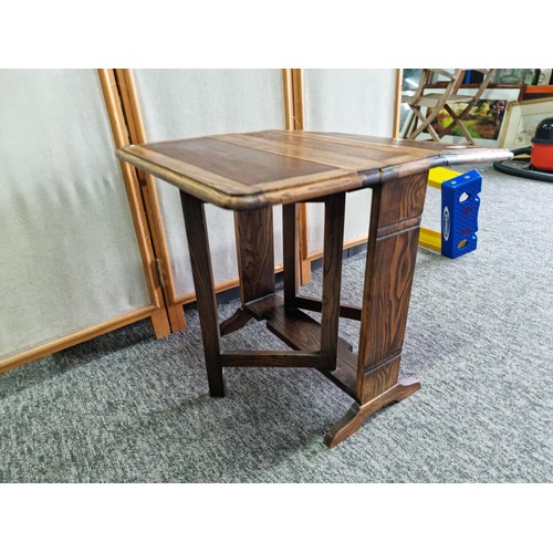 437 - Good quality solid oak small drop leaf side table in good looked after condition presenting good gra... 