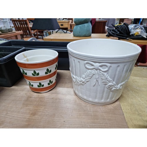 419 - Large collection of planters to include 5x ceramic planters of various sizes to include a lion mask ... 