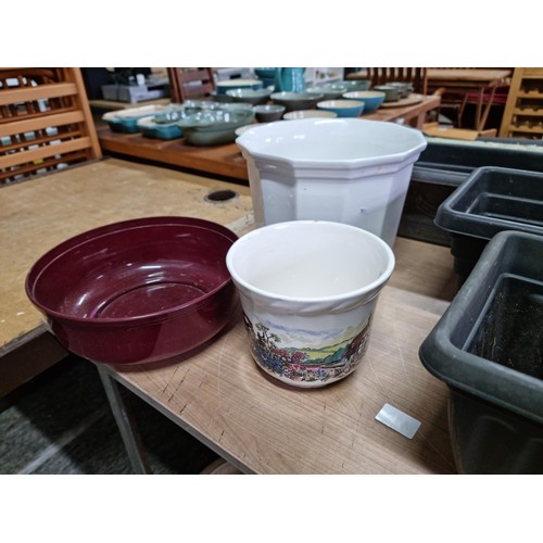 419 - Large collection of planters to include 5x ceramic planters of various sizes to include a lion mask ... 