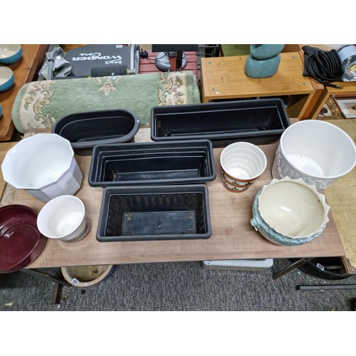 419 - Large collection of planters to include 5x ceramic planters of various sizes to include a lion mask ... 