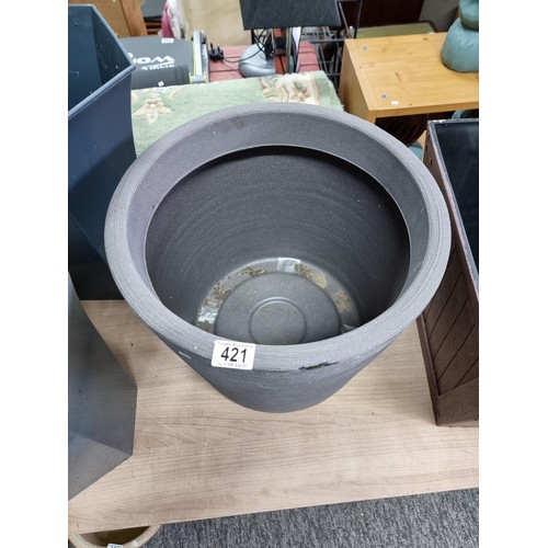 421 - Collection of 5x plastic good quality planters to inc 3x tall hexagonal planters, a square wooden ef... 