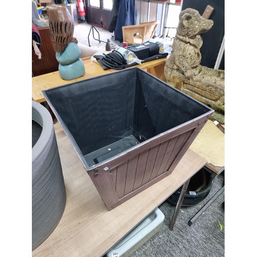 421 - Collection of 5x plastic good quality planters to inc 3x tall hexagonal planters, a square wooden ef... 