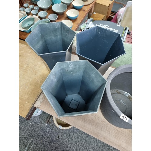 421 - Collection of 5x plastic good quality planters to inc 3x tall hexagonal planters, a square wooden ef... 