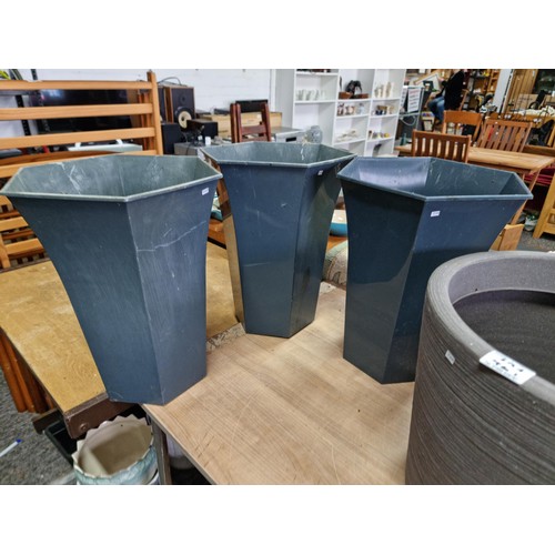 421 - Collection of 5x plastic good quality planters to inc 3x tall hexagonal planters, a square wooden ef... 