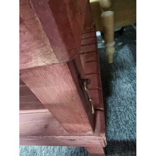 460 - 2x red painted slatted tables for outside in good order both tables connect with a brass hook. each ... 