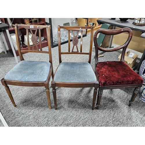63 - Collection of 3x mahogany reproduction chairs to include to shield back matching chairs and a curved... 