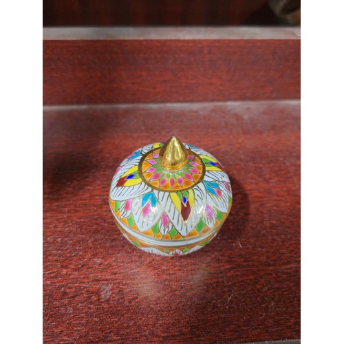 72 - A good quality Murano clown in good order with a ball in his hand and a green collar along with a ce... 