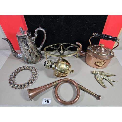 76 - A small collection of collectable brass and copper pieces to include a copper kettle with a  black e... 