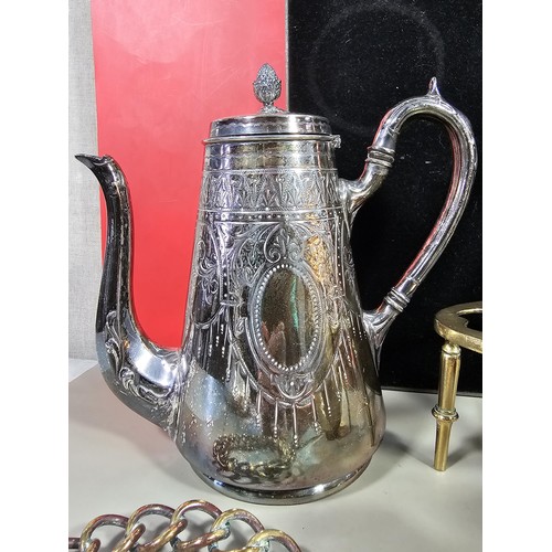 76 - A small collection of collectable brass and copper pieces to include a copper kettle with a  black e... 