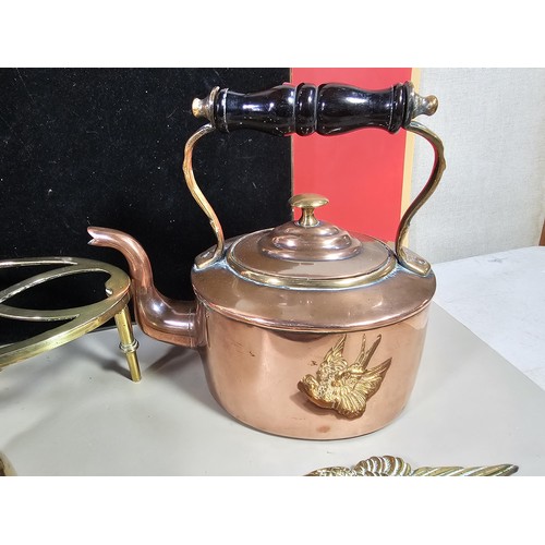 76 - A small collection of collectable brass and copper pieces to include a copper kettle with a  black e... 