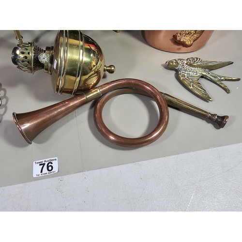 76 - A small collection of collectable brass and copper pieces to include a copper kettle with a  black e... 