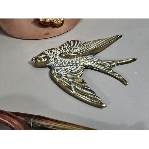 76 - A small collection of collectable brass and copper pieces to include a copper kettle with a  black e... 