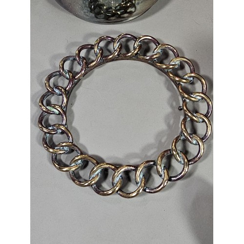 76 - A small collection of collectable brass and copper pieces to include a copper kettle with a  black e... 