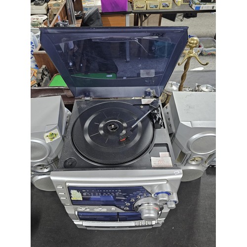 101 - A good quality Goodmans 3 disc autochanger with a 3 band radio 2x cassette decks along with speakers... 