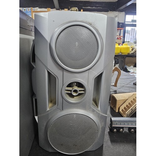 101 - A good quality Goodmans 3 disc autochanger with a 3 band radio 2x cassette decks along with speakers... 