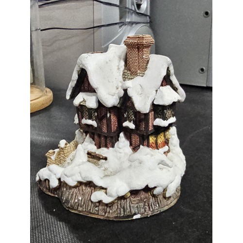 103 - Collection of 14x cottages and buildings to include 7x Lilliput Lane houses along with 4x David Wint... 