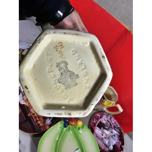 83 - A shelf full of collectables to including picture plates 2x Arthur Wood vases in an art deco style, ... 