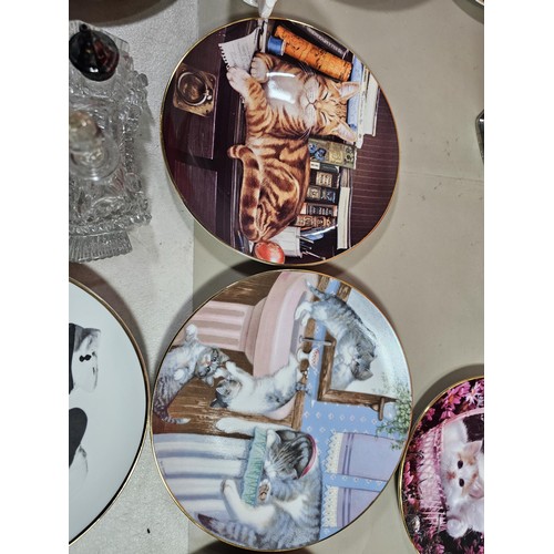 83 - A shelf full of collectables to including picture plates 2x Arthur Wood vases in an art deco style, ... 