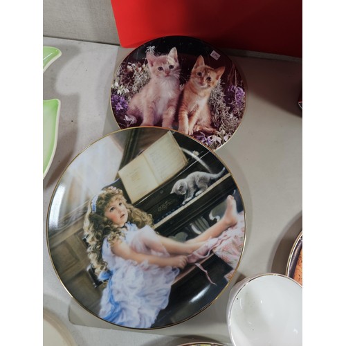 83 - A shelf full of collectables to including picture plates 2x Arthur Wood vases in an art deco style, ... 