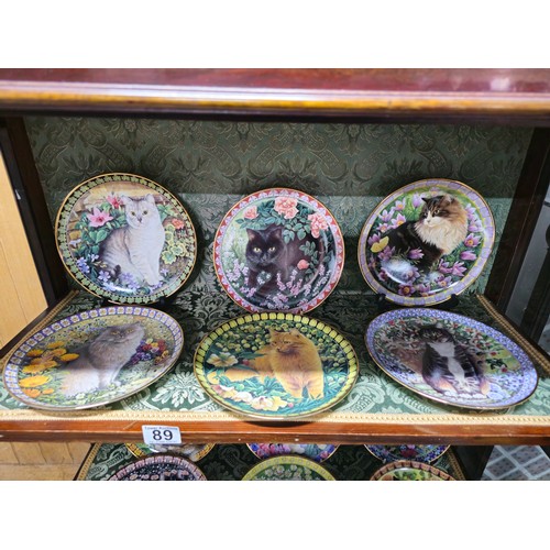 89 - A collection of 18x picture plates to include a collection of 12x Danbury Mint plates all in good or... 