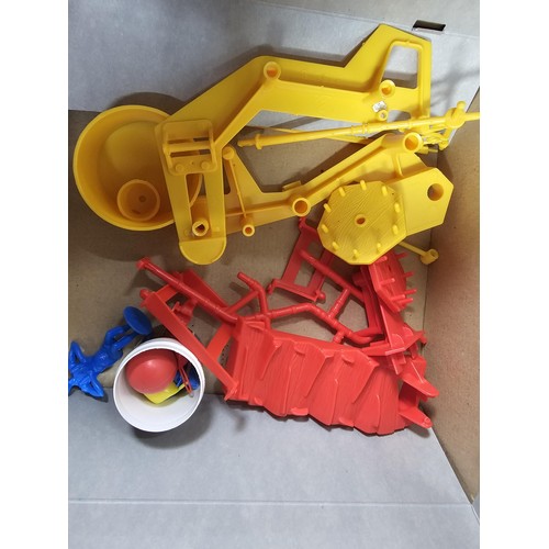 110 - 2x vintage board games to include Mouse Trap by Ideal and a boxed original Cluedo, both are in good ... 